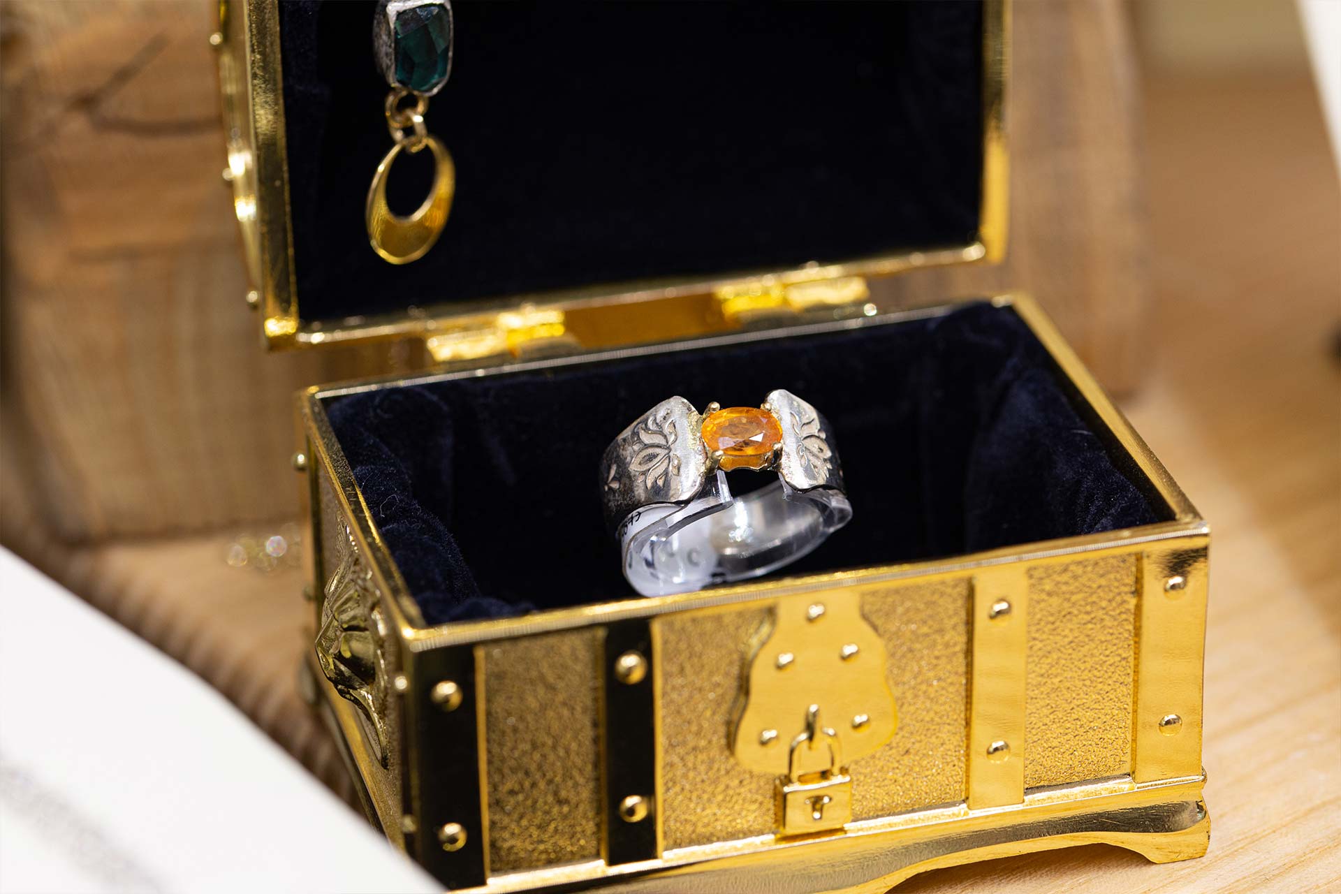 Vetrina Zaffiro arancione - Collezione Montecristo | Gioielleria artigianale Benedetti di pisa dal 1932